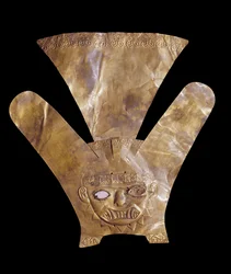 Kopfschmuck, der eine gefiederte Katzen-Gottheit darstellt, Mochica-Stil